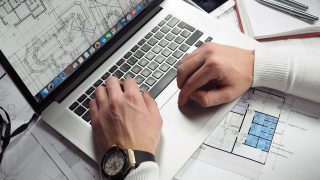 应届生在宿舍使用笔记本电脑登录校招求职网投递简历，暖灯氛围专注备战